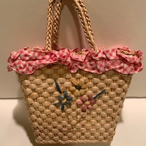 ADORABLE YOUNG GIRL’S PETITE STRAW PURSE.